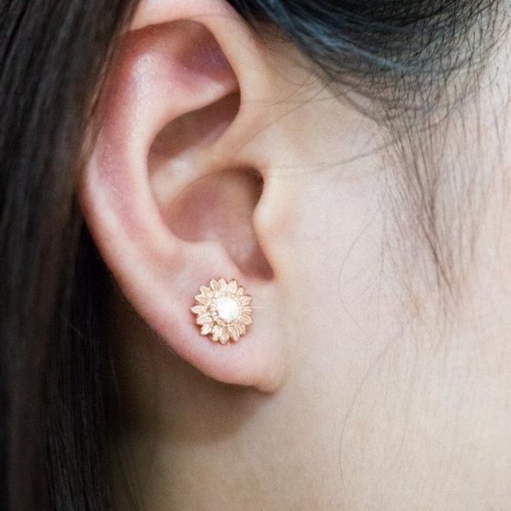 ¥ 18K YELLOW GOLD DIAMOND SUNFLOWER STUD EARRINGS - Picture 2 of 3